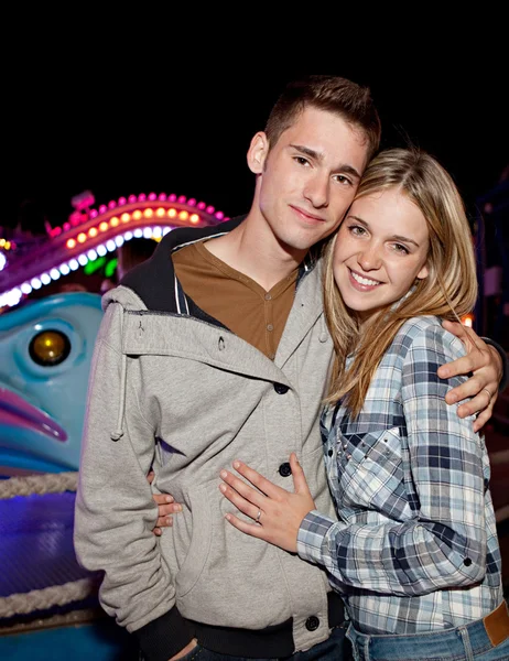 Pareja visitar atracciones parque —  Fotos de Stock