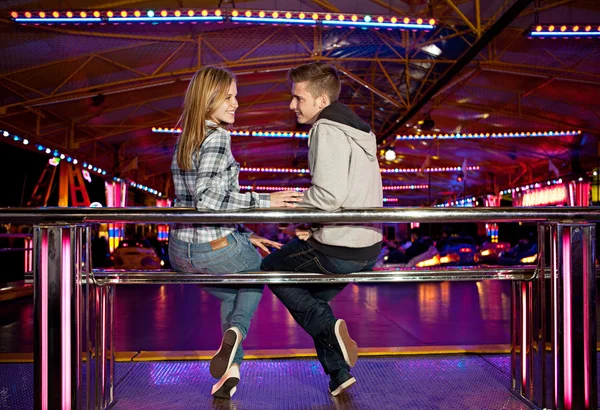 Casal visitando atrações parque — Fotografia de Stock