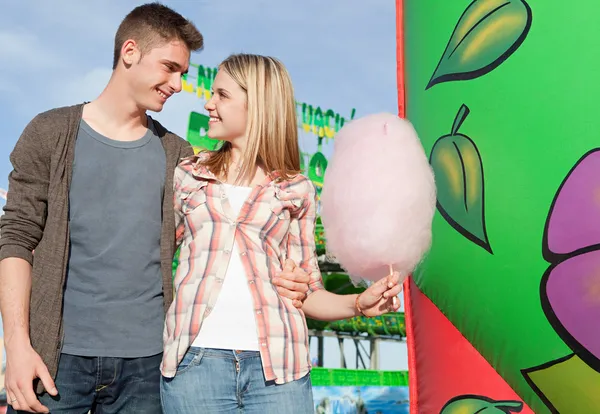 Couple  with cotton candy — Stock Photo, Image