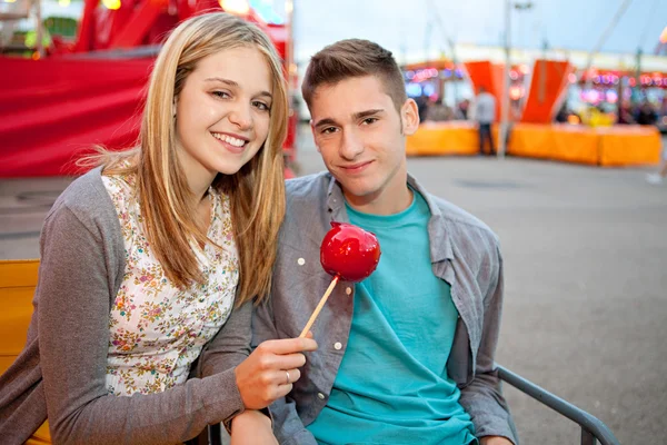 Casal visitando uma feira de diversão — Fotografia de Stock