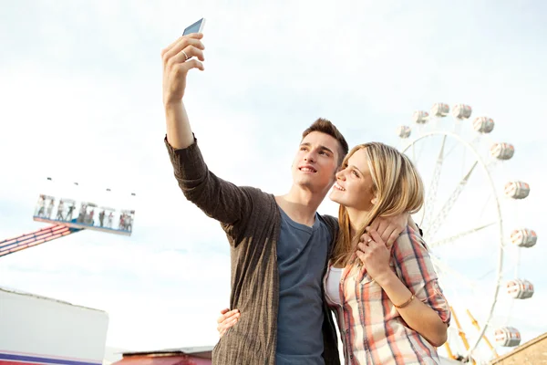 Pareja visitando parque arcade — Foto de Stock