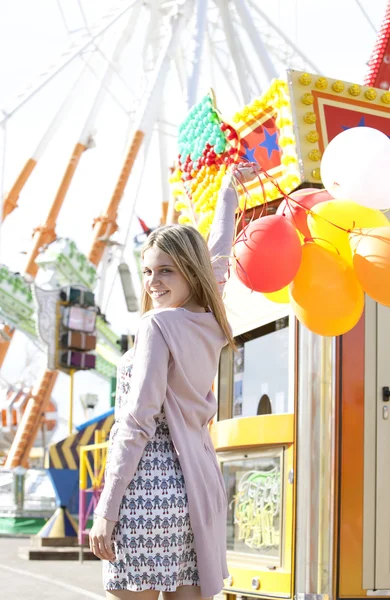 Teenage girl in an amusement park — Stock Photo, Image