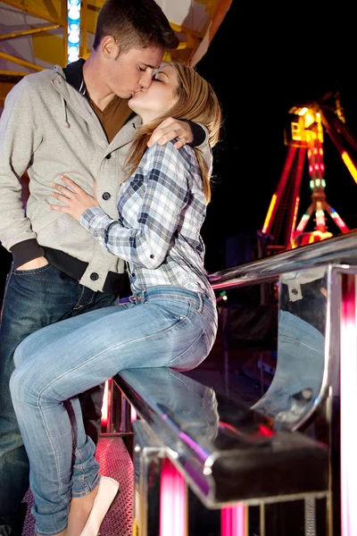 Pareja visitar atracciones parque —  Fotos de Stock