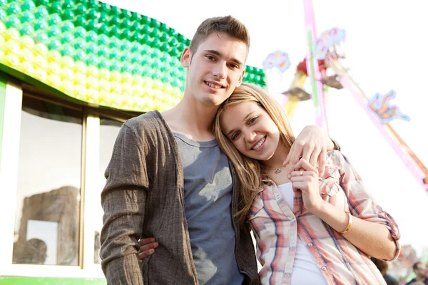 Couple visiting park arcade — Stock Photo, Image