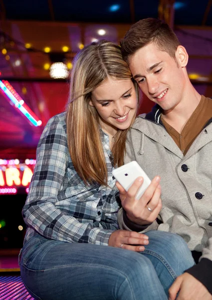 Pareja visitar atracciones parque — Foto de Stock