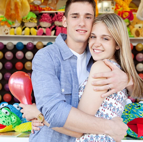 Junges Teenager-Paar umarmt — Stockfoto