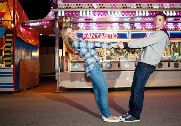 Couple visiting attractions park — Stock Photo, Image