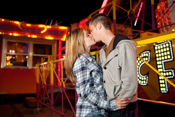 Couple visiting  ground arcade — Stock Photo, Image