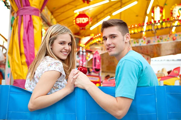 Casal visitando uma feira — Fotografia de Stock