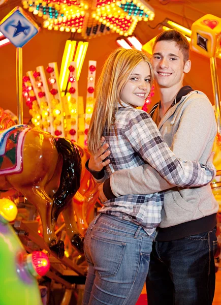 Casal visitando parque de diversões — Fotografia de Stock