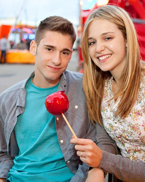 Casal visitando uma feira — Fotografia de Stock