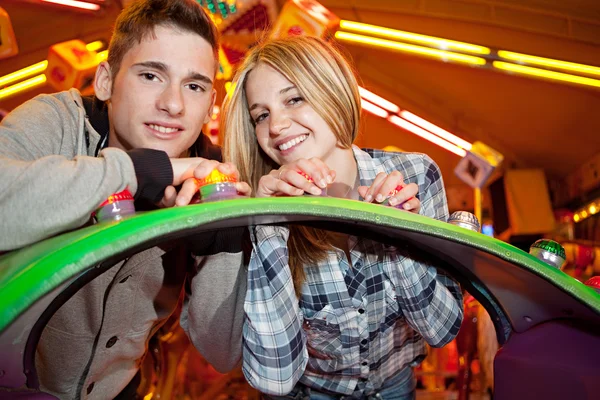 Koppel een bezoek aan een kermis — Stockfoto