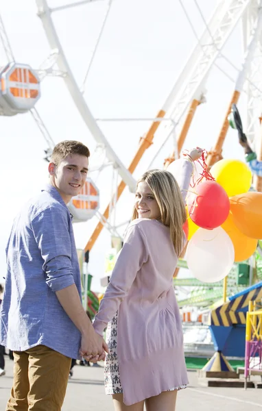 Pareja en un parque de atracciones —  Fotos de Stock