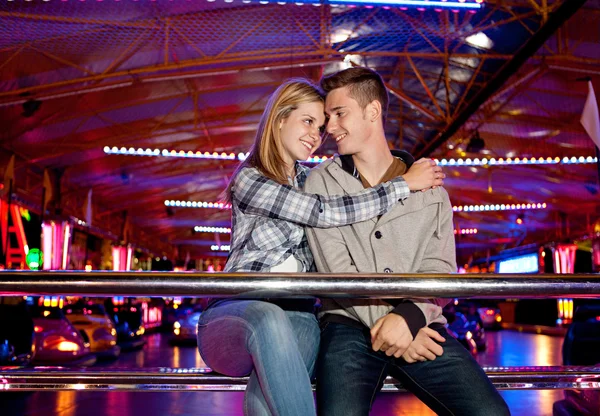 Casal visitando atrações parque — Fotografia de Stock