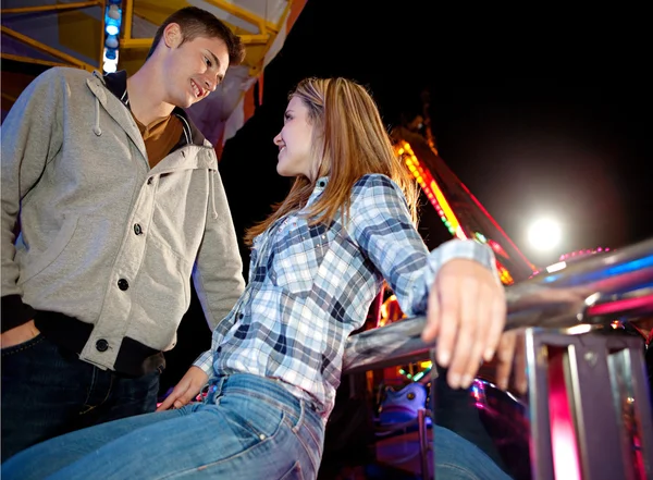 Couple visiting attractions park — Stock Photo, Image