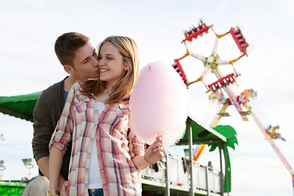 Casal com algodão doce — Fotografia de Stock