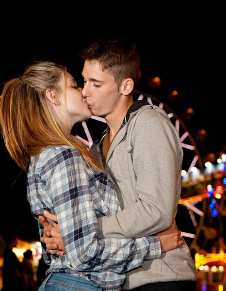 Casal abraçando e beijando — Fotografia de Stock