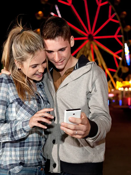 Pareja usando un smartphone — Foto de Stock