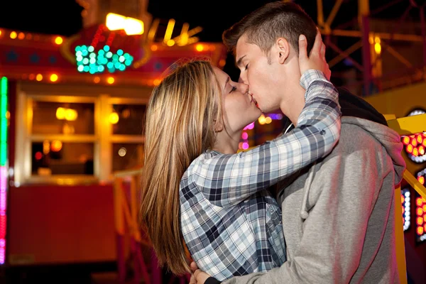 Couple visiting  ground arcade — Stock Photo, Image