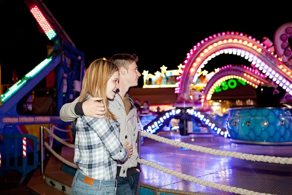 Casal visitando atrações parque — Fotografia de Stock