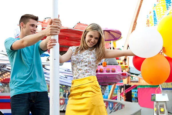 Casal visitando diversão chão — Fotografia de Stock