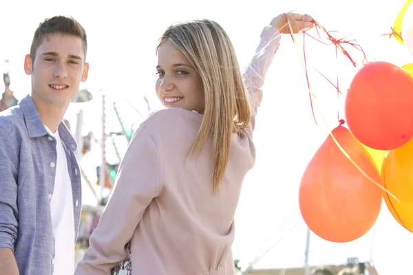 Pareja en un parque de atracciones — Foto de Stock