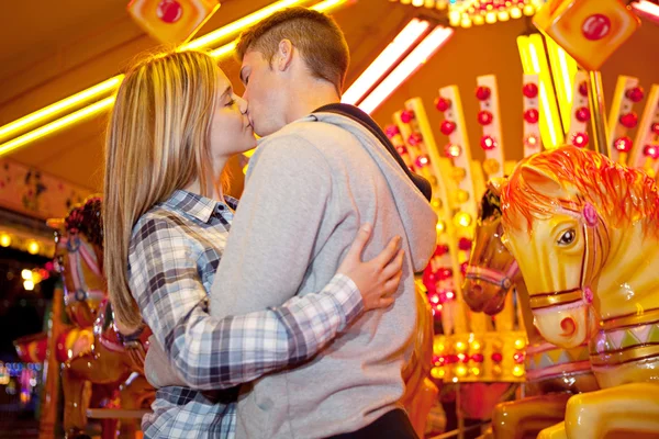 Casal visitando parque de diversões — Fotografia de Stock