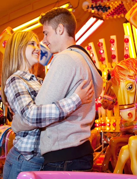 Couple visitant le parc d'attractions — Photo