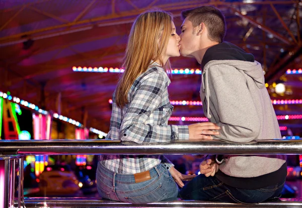 Casal visitando atrações parque — Fotografia de Stock