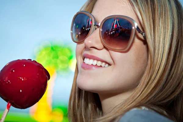 Mujer sosteniendo caramelo manzana — Foto de Stock