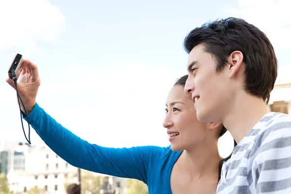 Alegre pareja japonesa — Foto de Stock