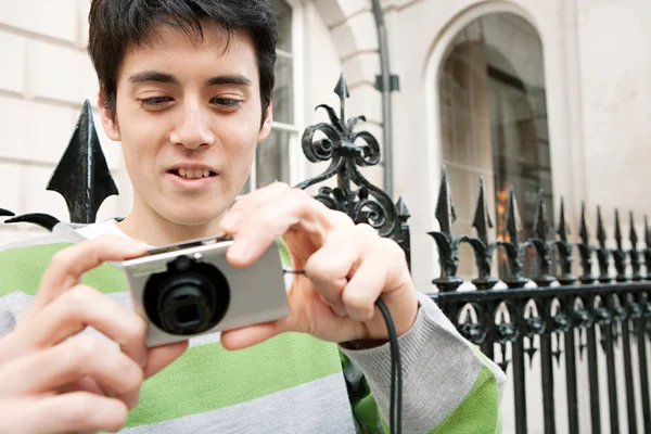 Mann benutzt Digitalkamera — Stockfoto