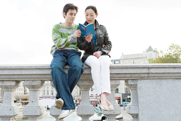 Japanese tourist couple — Stock Photo, Image