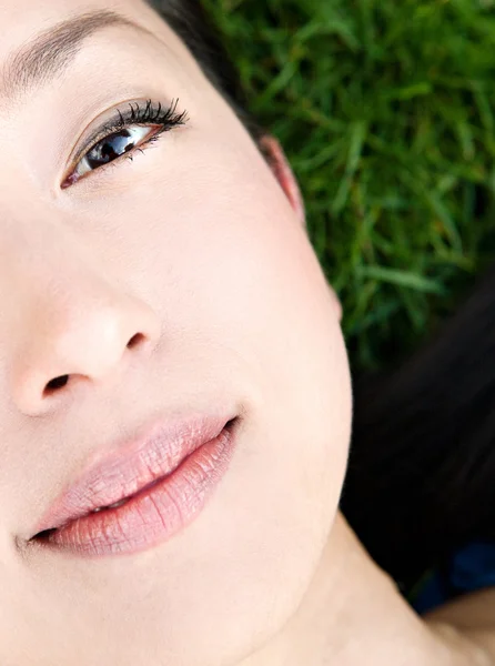 Japonesa mujer poniendo —  Fotos de Stock