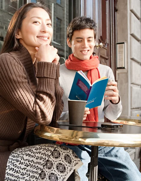 Vergadering in café (echt) paar — Stockfoto