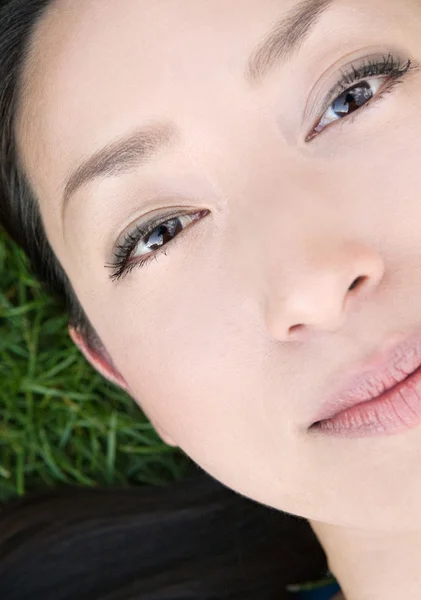 Japonesa mujer poniendo —  Fotos de Stock