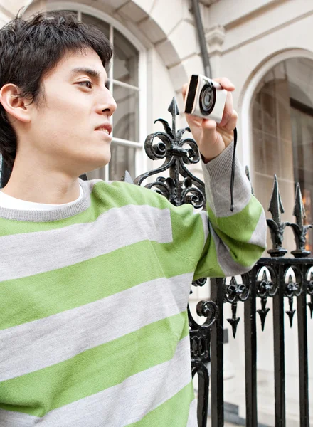 Man using digital camera — Stock Photo, Image