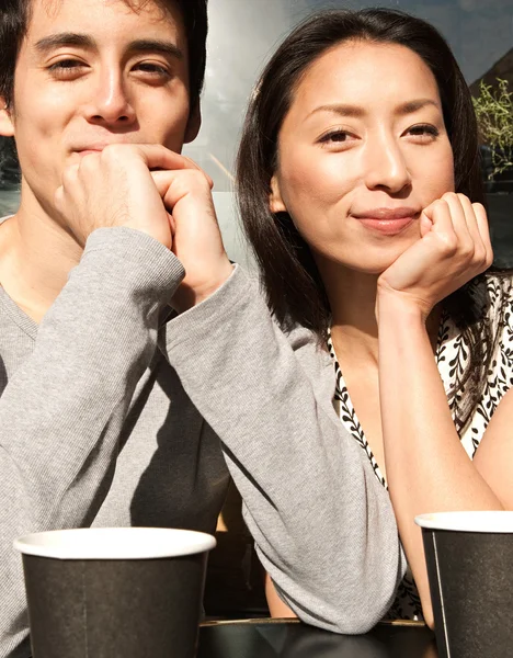 Pareja sentada en la cafetería — Foto de Stock