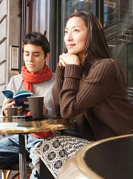 Пара сидящих в кафе — стоковое фото