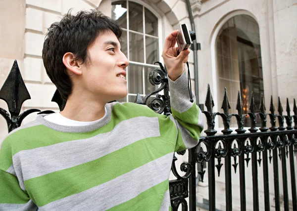 Man using digital camera — Stock Photo, Image