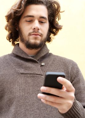 adam akıllı telefon üzerinde çalışıyor