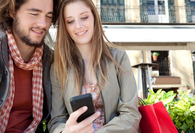 genç bir çift Smartphone kullanarak