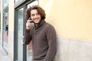 bir cep telefonu kullanan adam