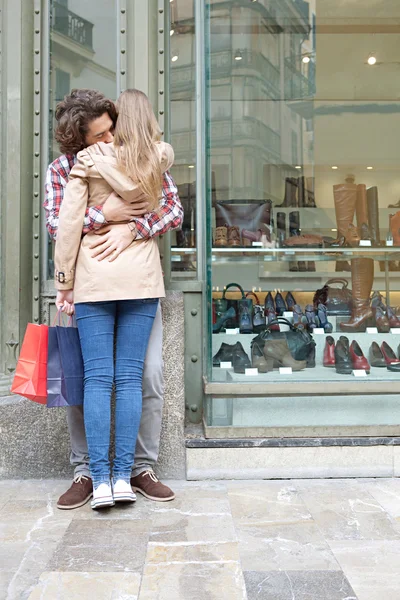 Casal abraço na cidade de destino — Fotografia de Stock