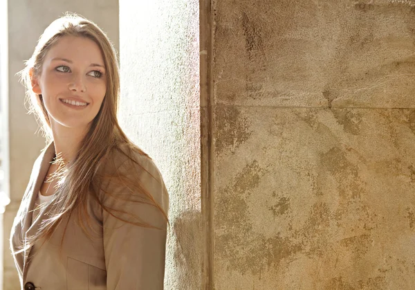 Vrouw bezoeken plaats van bestemming — Stockfoto