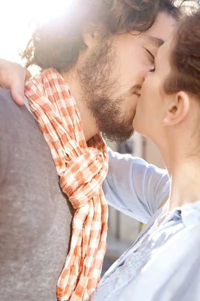 Couple hugging and kissing — Stock Photo, Image