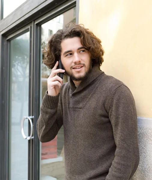 Uomo che utilizza un telefono cellulare — Foto Stock