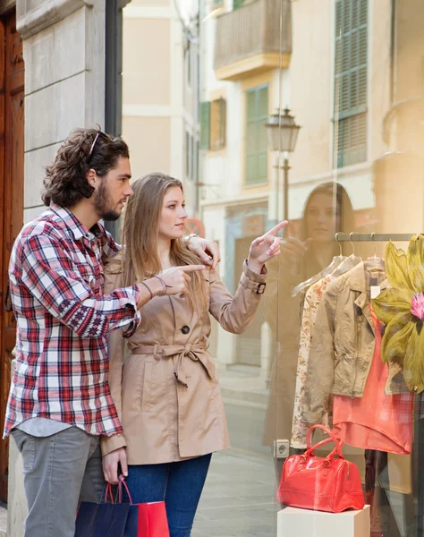 Paar kleding kijken — Stockfoto