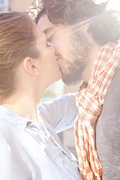 Açık havada öpüşme Çift — Stok fotoğraf