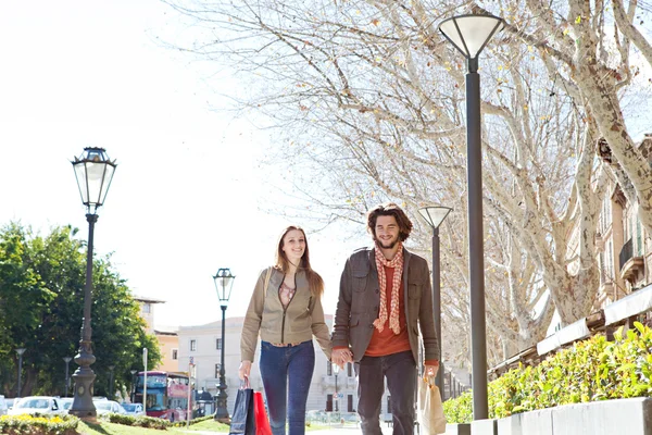 Çift birlikte yürüyen holding — Stok fotoğraf